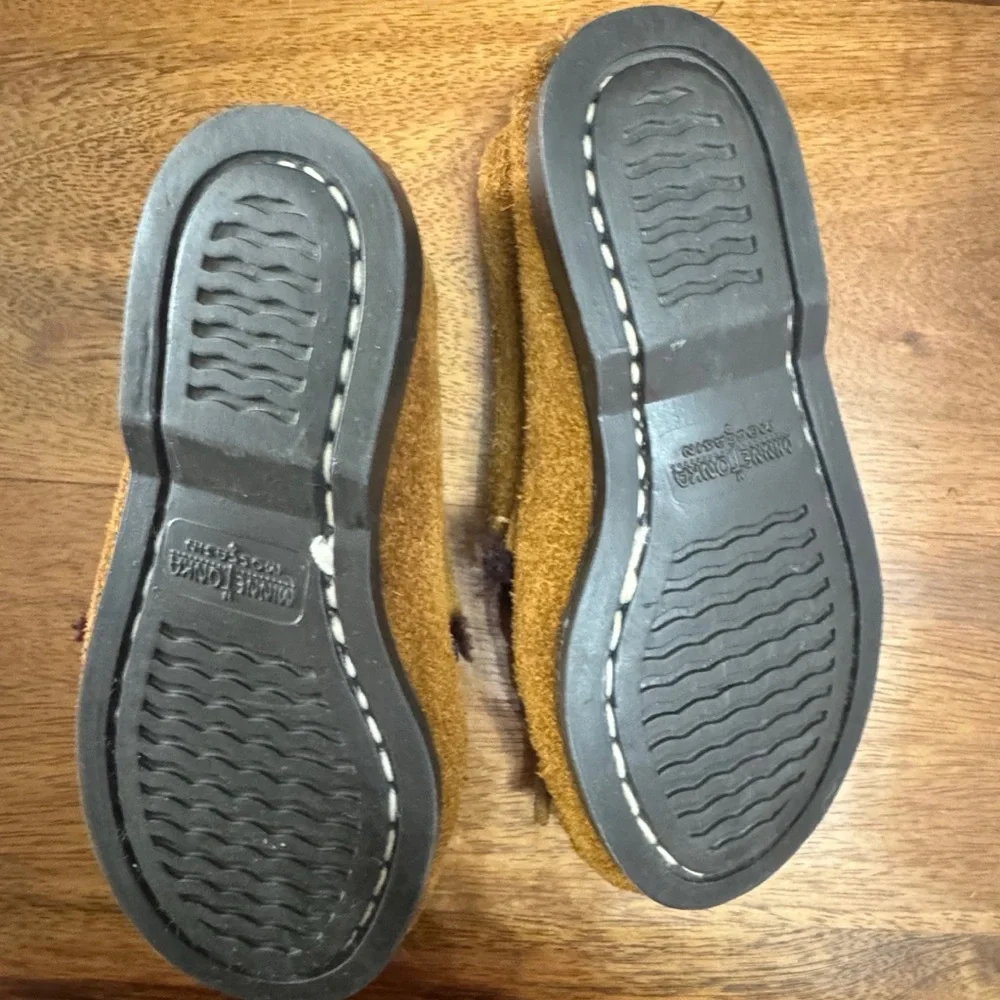 Minnetonka Kids Tan Moccasins with Beaded Detail. Size 5. Good Condition Boho